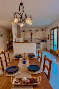 Grande maison romantique avec jacuzzi intérieur & parking, à 1h30 de Paris