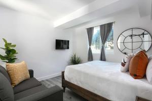 Enjoy Stylish 3BR Apt Sleeps 6 with Free Parking