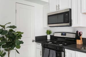 Enjoy Stylish 3BR Apt Sleeps 6 with Free Parking