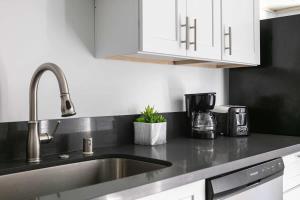 Enjoy Stylish 3BR Apt Sleeps 6 with Free Parking