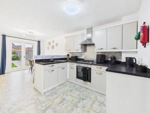 Spacious 5 Bed Contractor Hub 3 Baths Corby