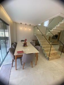 Aluga-se casa em condomínio com duas suítes e piscina