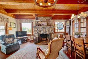 Quiet Oceanfront Cottage with Dock