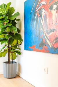 Simple La Jolla 2 bedroom - Alley Unit