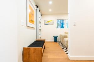 Simple La Jolla 2 bedroom - Alley Unit