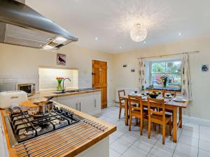 3 Bed in Bamford PK838