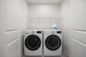 Brand New Cozy2BR House NW Calgary DT Banff Sleep4