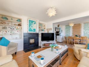 4 Bed in Aberdovey DY013