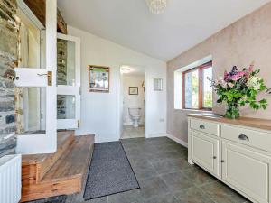 2 Bed in Brechfa 55903