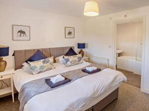 2 Bed in Newport 90244