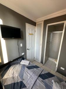 Cuarto con baño privado cerca de estación de metro 12 de octubre