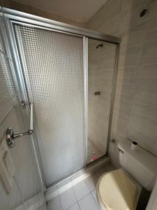 Cuarto con baño privado cerca de estación de metro 12 de octubre