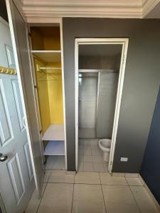 Cuarto con baño privado cerca de estación de metro 12 de octubre