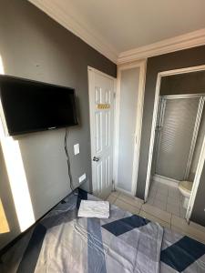 Cuarto con baño privado cerca de estación de metro 12 de octubre