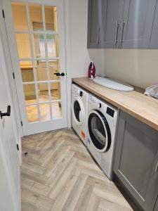 Modern 3 bed Home Minutes from Manchester Airport