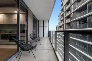 Elegant City Fringe Condo w Pool & FREE Parking