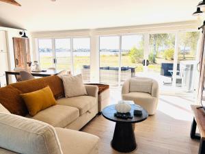 Waterfront Cottage ''The Dream'' with Private Hot Tub