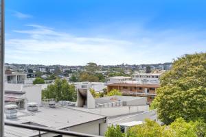 Live the Brisbane Life, 5 Min to Felons