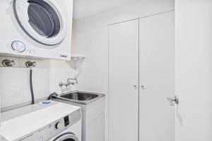 Live the Brisbane Life, 5 Min to Felons