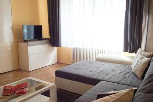 Rebecca Apartment next to Synagogue