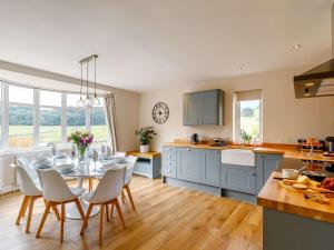 4 Bed in Alsop-En-Le-Dale 88935