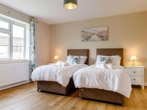 4 Bed in Alsop-En-Le-Dale 88935