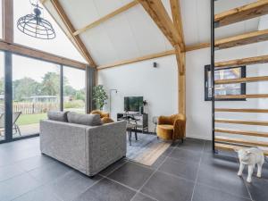 Modern lodge stay with pond view