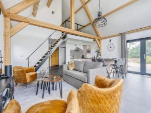 Modern lodge stay with pond view