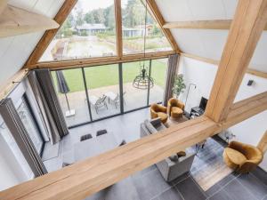 Modern lodge stay with pond view