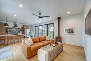 Modern Cabin Living! Mtn-View Gem in Munds Park