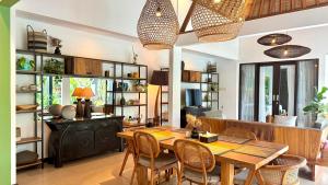 Villa Mint Dua, Peaceful 3BR Villa - Near La favela Seminyak