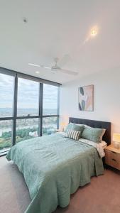 Iconic 1BR River Views Sky Deck & Casino Living