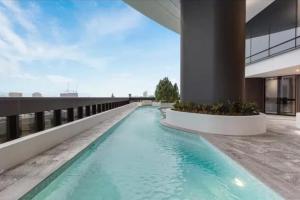 Iconic 1BR River Views Sky Deck & Casino Living