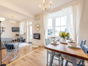 2 Bed in Tenby FB205