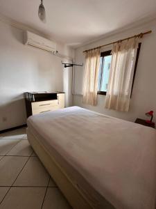 AP Completo-Centro de Torres, 4 quadras da Praia, com 2 quartos e 2 vagas de garagem