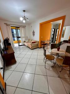 AP Completo-Centro de Torres, 4 quadras da Praia, com 2 quartos e 2 vagas de garagem