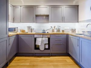 1 Bed in Tenby 82836