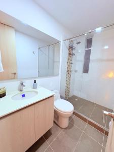 Apartamento moderno con balcón y vista a la ciudad cerca al mall plaza