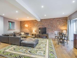 2 Bed in Gilwern 86615