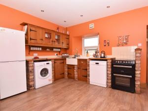 4 Bed in Whaley Bridge PK535