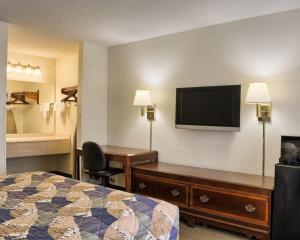 King Room - Smoking  room in Rodeway Inn Richmond