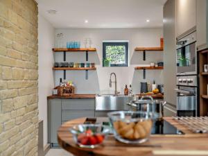 3 Bed in Holmfirth 94342