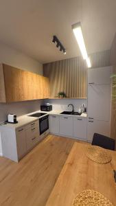 Chic 1BR & 1LR Apartment Panoramic Sky View