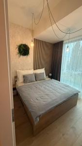 Chic 1BR & 1LR Apartment Panoramic Sky View