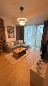 Chic 1BR & 1LR Apartment Panoramic Sky View