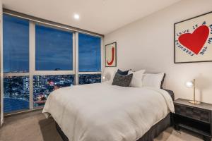 Rooftop Pool Spa with Gabba and CBD Views