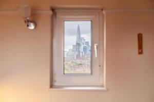 Chic 1BR flat with balcony and city view, Walworth