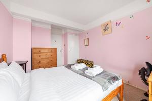 Chic 1BR flat with balcony and city view, Walworth