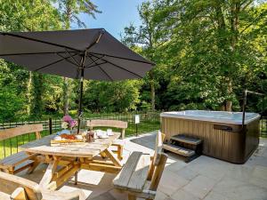 4 Bed in Llanfairtalhaiarn 88973