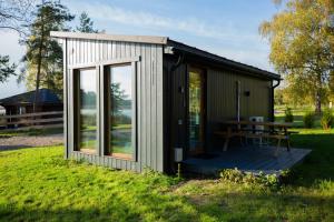 RiverView Cozy Cabins in Jurmala with fishing opportunity